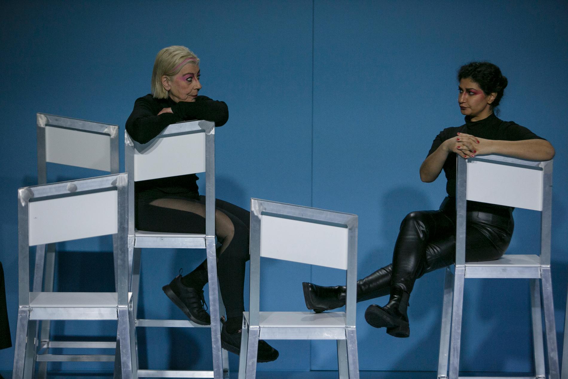 Anita Nyman och Bahareh Razekh i Riksteaterns uppsättning av ”Vänninan”, efter Eva Franchells bok om Anna Lindh.