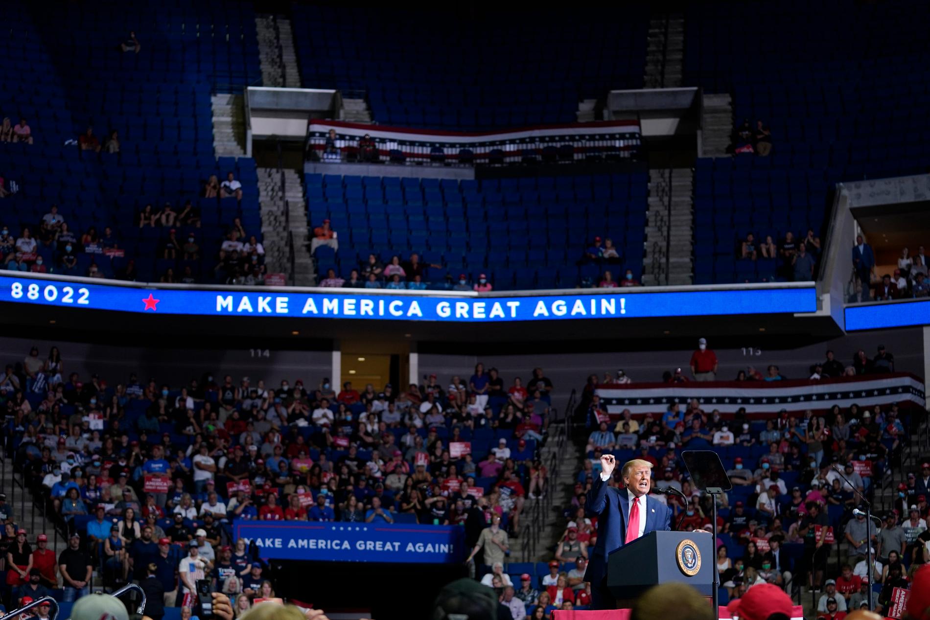 President Donald Trump talar under kampanjmötet i Tulsa.