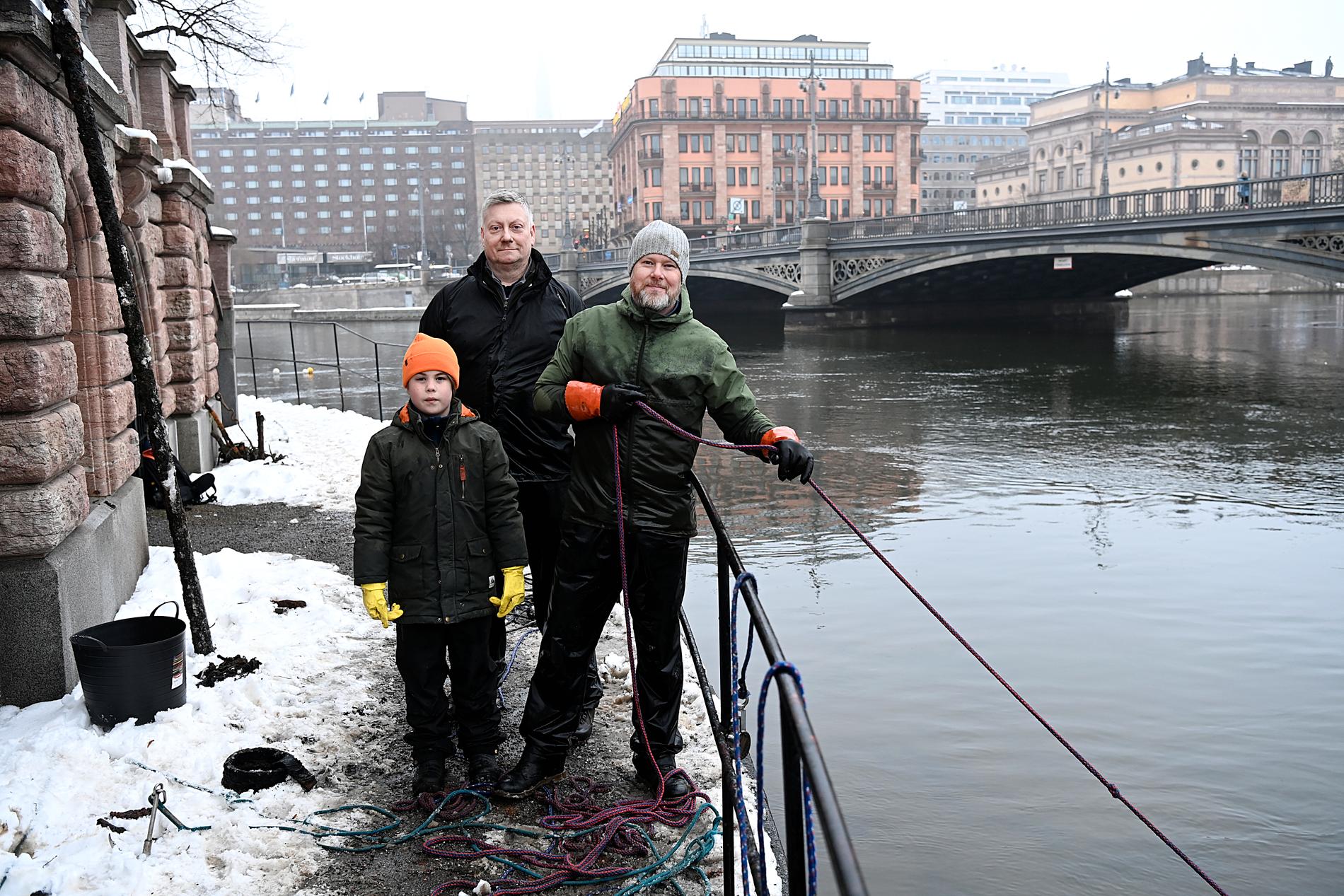 På drygt ett år har de rensat Stockholms vatten från tonvis med metallföremål.