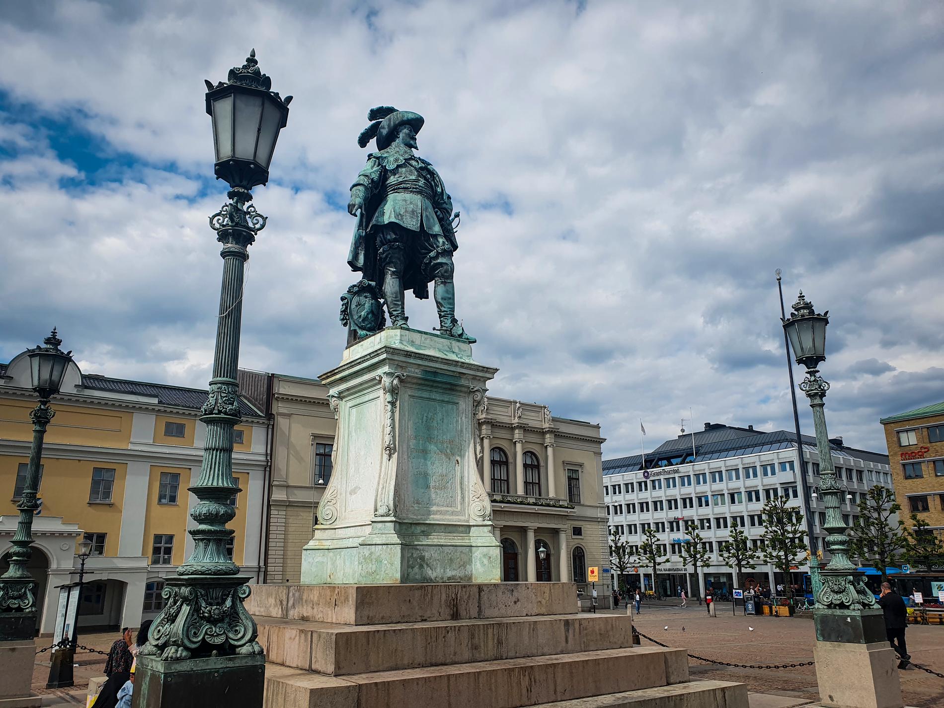 "Här ska staden ligga!" Så sade Gustav II Adolf, enligt en känd legend, när han pekade ut platsen för det nuvarande Göteborg. Nu står kungen staty på Gustaf Adolfs torg och kan mysa åt stadens 400-årsfirande på fredagen.
