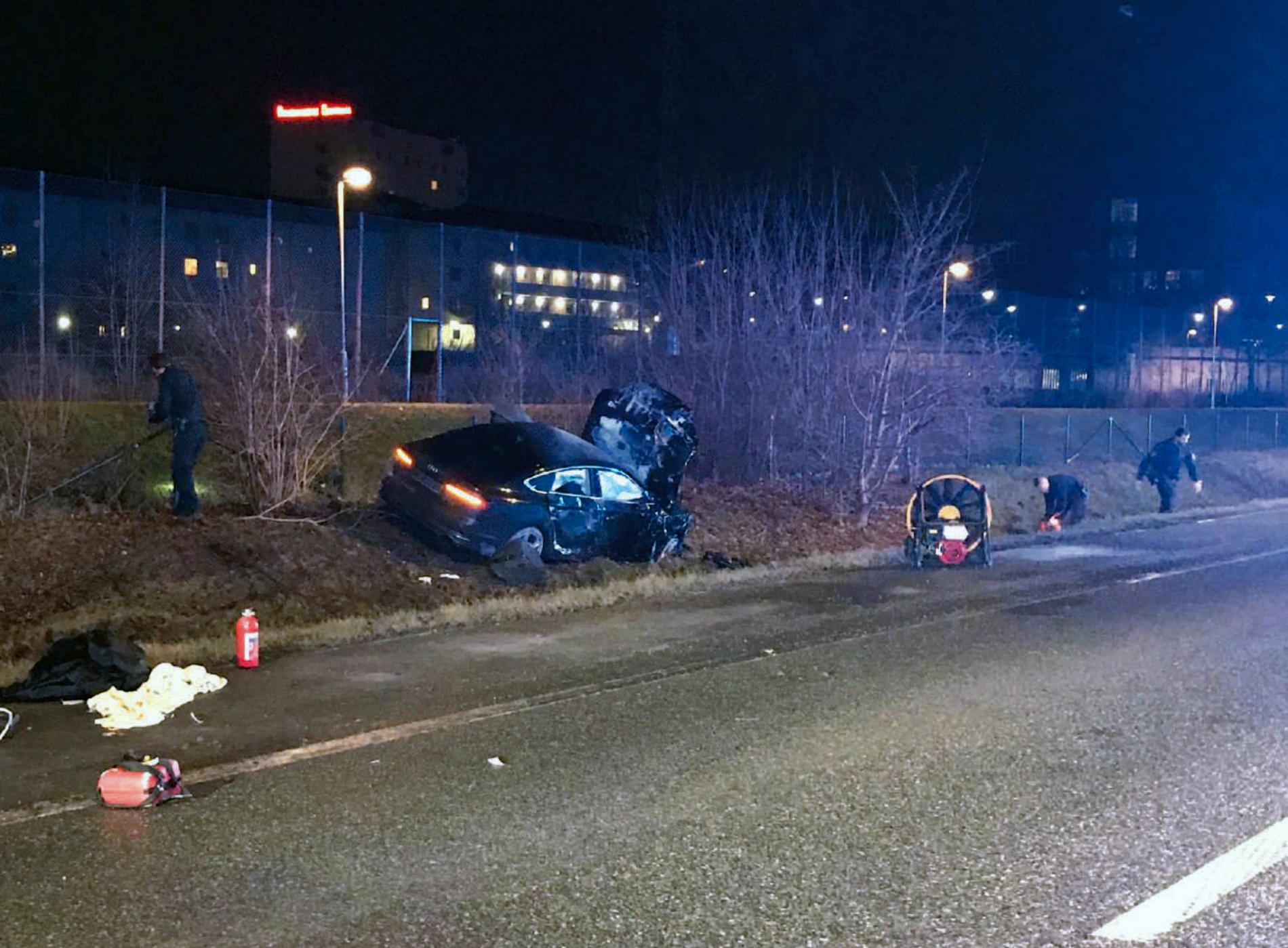 Polisen vid kollisionsplatsen och 20-åringens stulna Audi A5. 