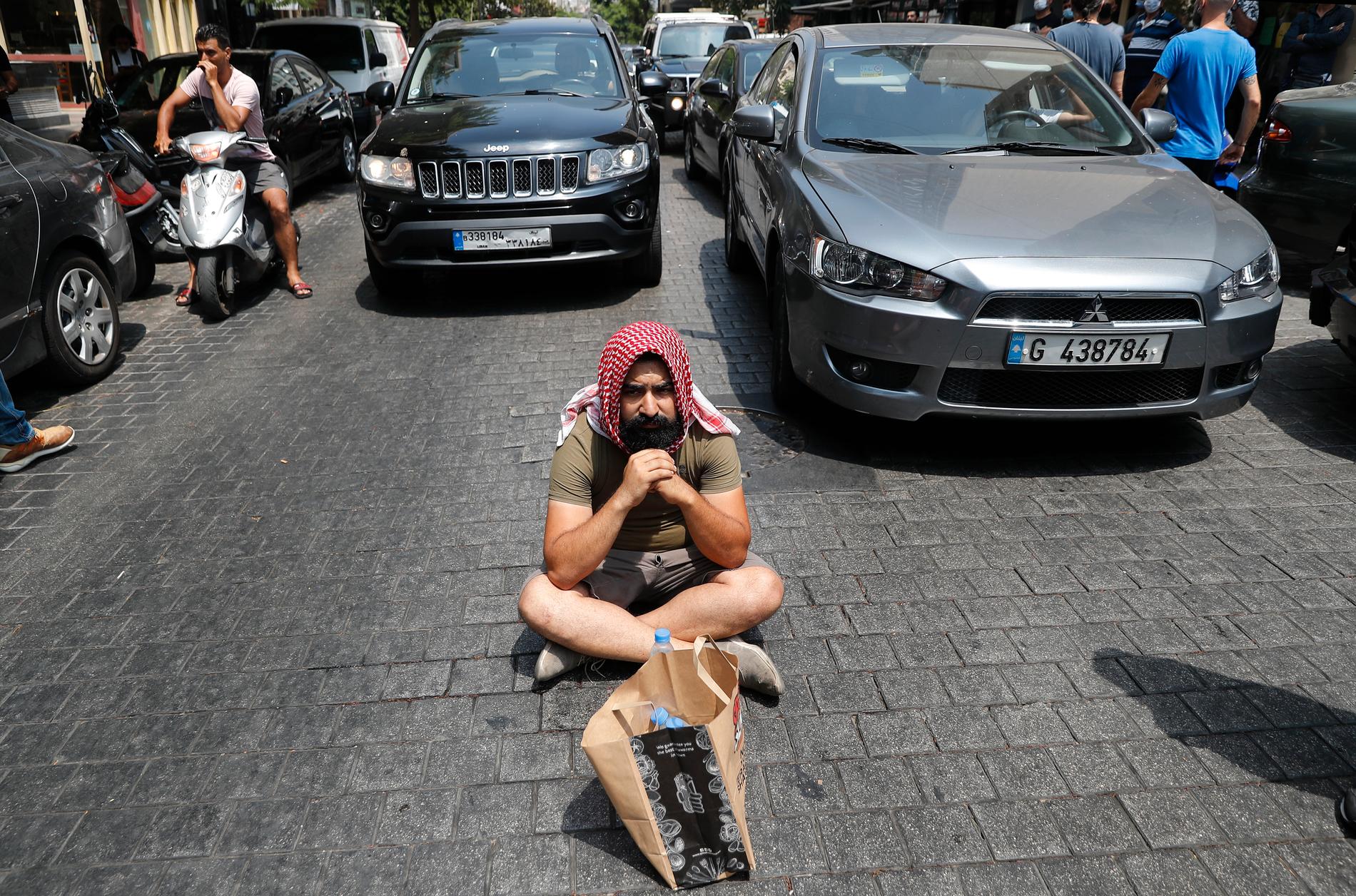En regeringskritisk demonstrant i Hamra i Beirut den 3 juli, i närheten av platsen där en libanesisk man nyligen tog sitt liv på grund av försämrade levnadsförhållanden.