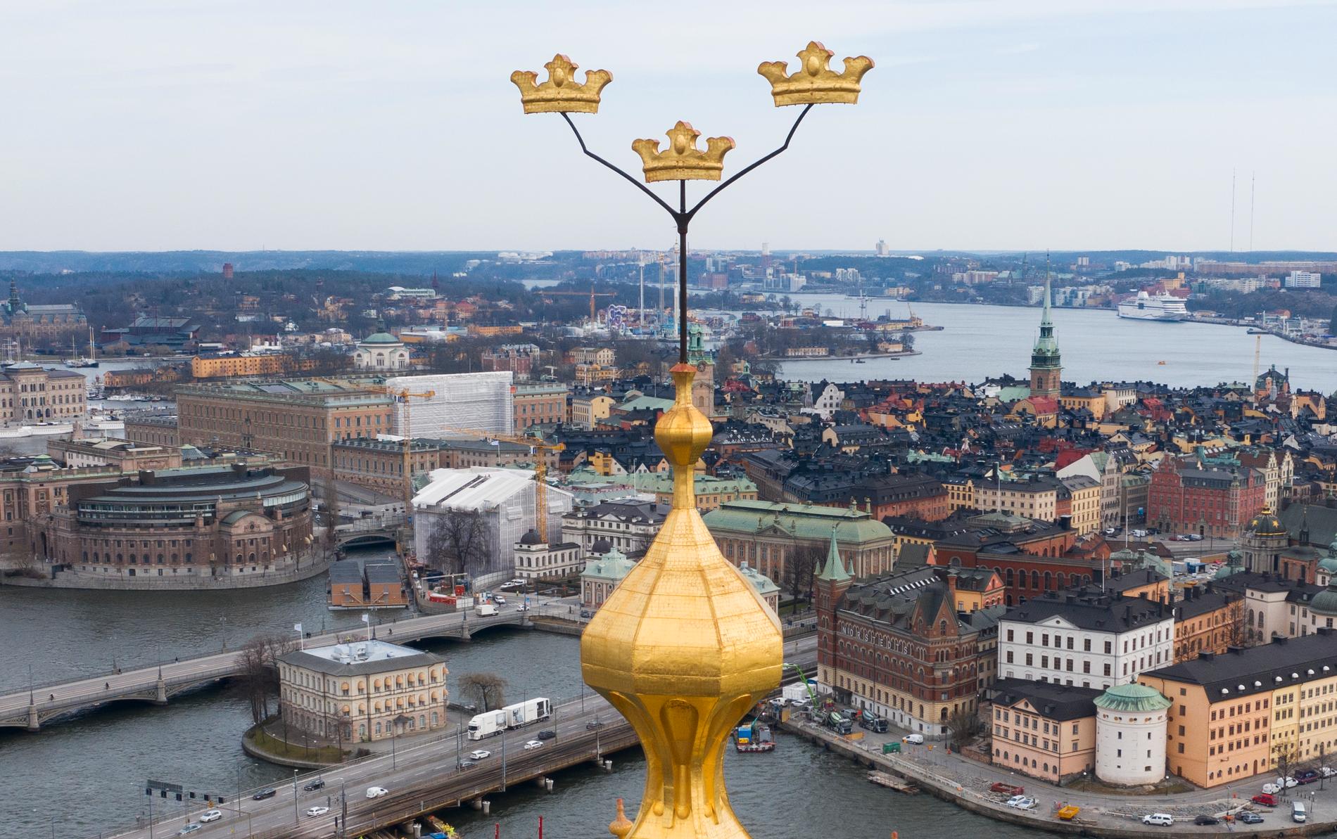 Stockholm är den region och kommun som får mest statligt krisstöd i den första rundan. I förgrunden syns Stockholms stadshus spira. Arkivbild.