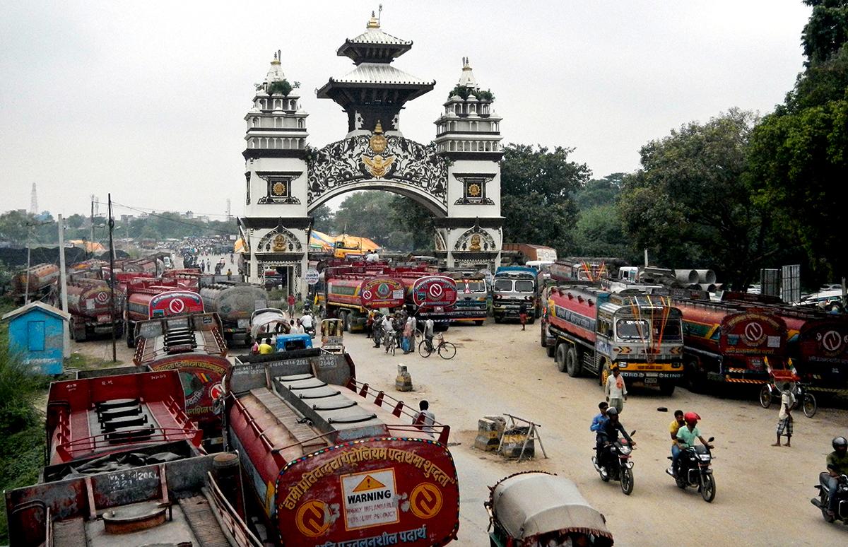 Birgunj, Nepal: Oljebilar och stora transportfordon står parkerade nära Nepals gräns till Indien. Efter stora protester mot landets nya konstitution har bilarna blivit strandade i området.
