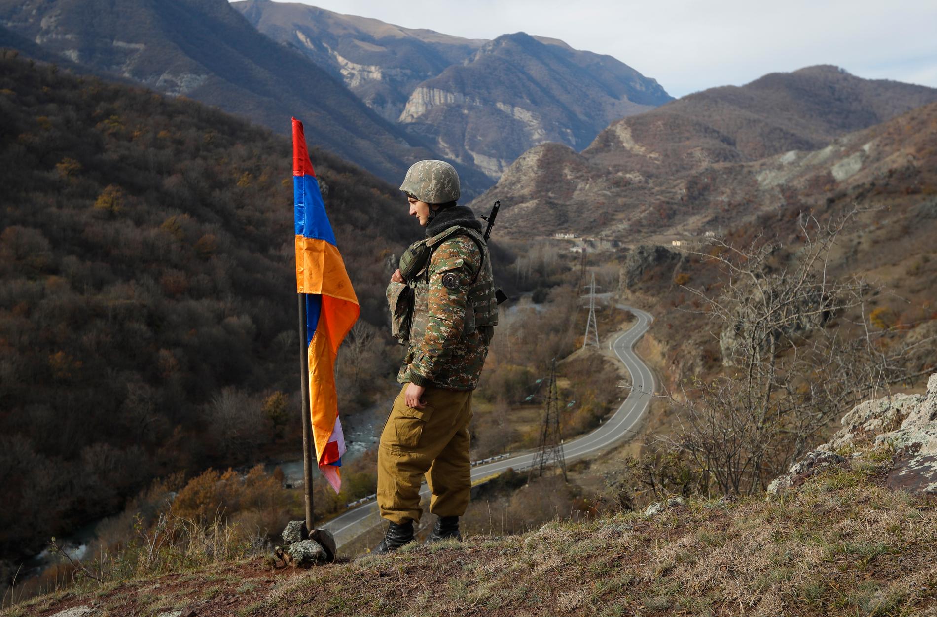 En armenisk soldat patrullerar en utpost i utbrytarregionen Nagorno-Karabach, nära platsen där soldaterna tillfångatogs i fjol. Arkivbild.