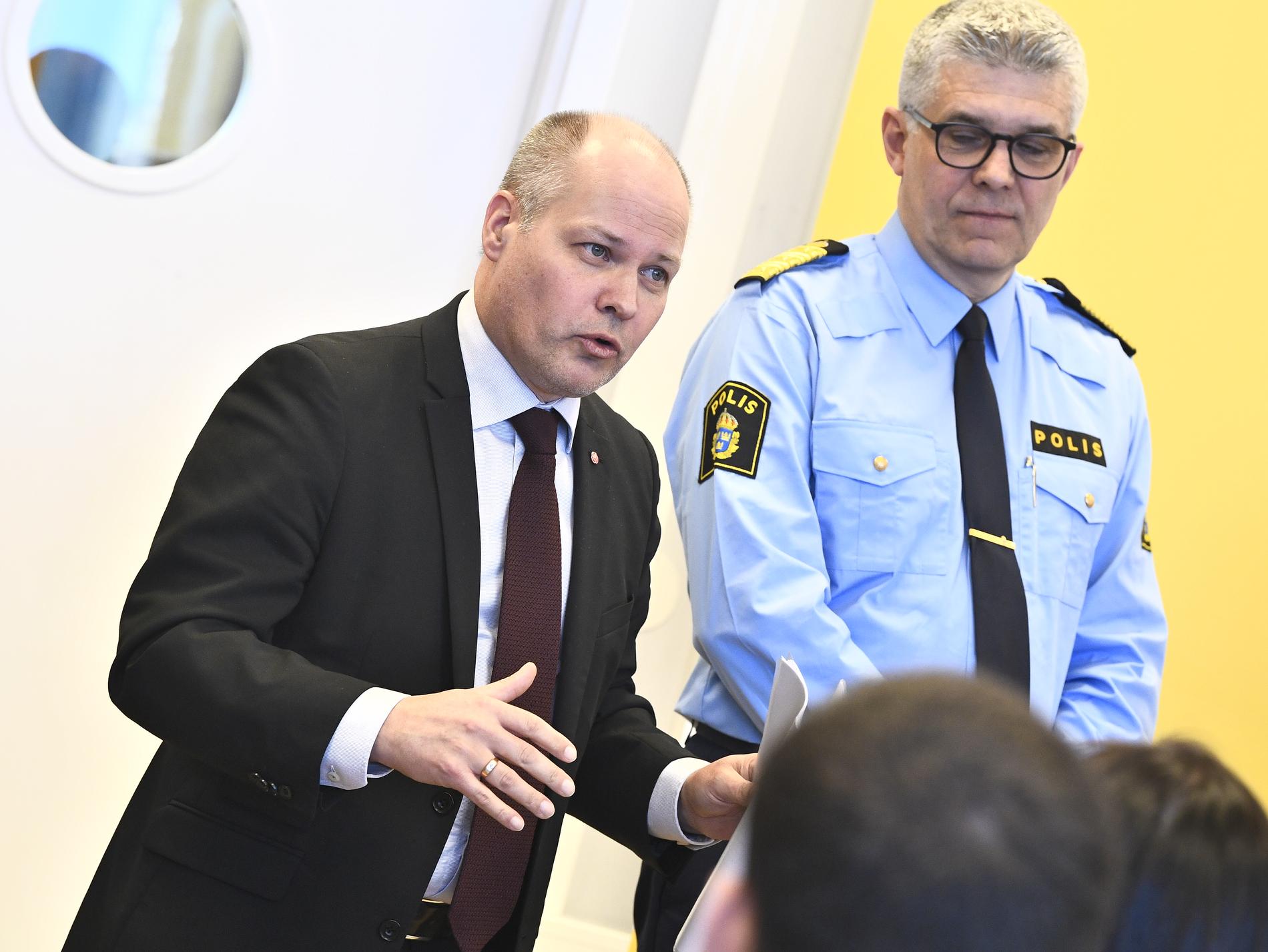 Justitieminister Morgan Johansson (S) och rikspolischefen Anders Thornberg besöker polisutbildningen på Södertörns högskola.