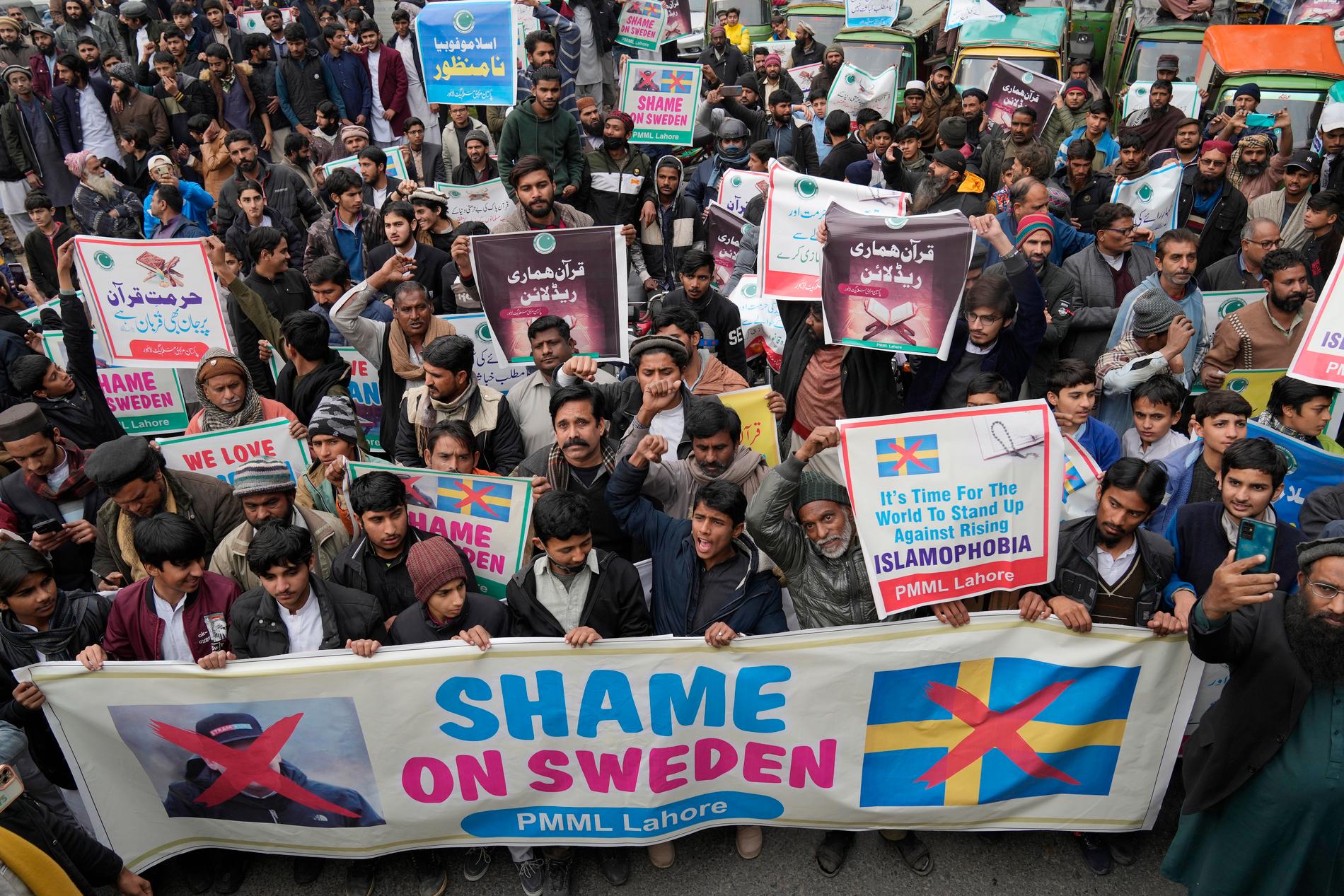 ”Skäms, Sverige”, enligt demonstranter i Lahore, Pakistan.