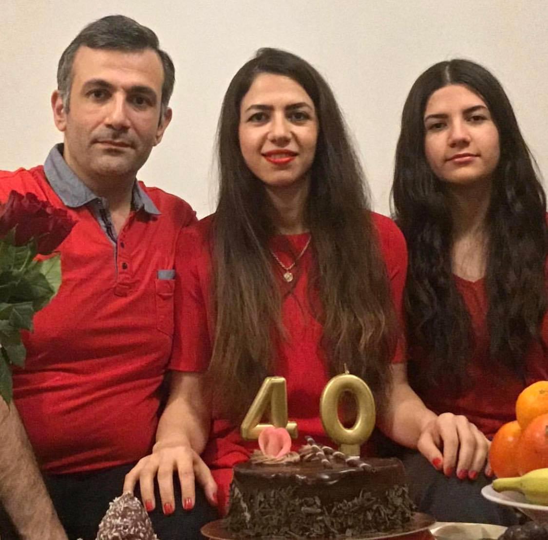 Familjen firar mamma Azadehs 40-årsdag. Till vänster pappa Siavash, till höger Paria.