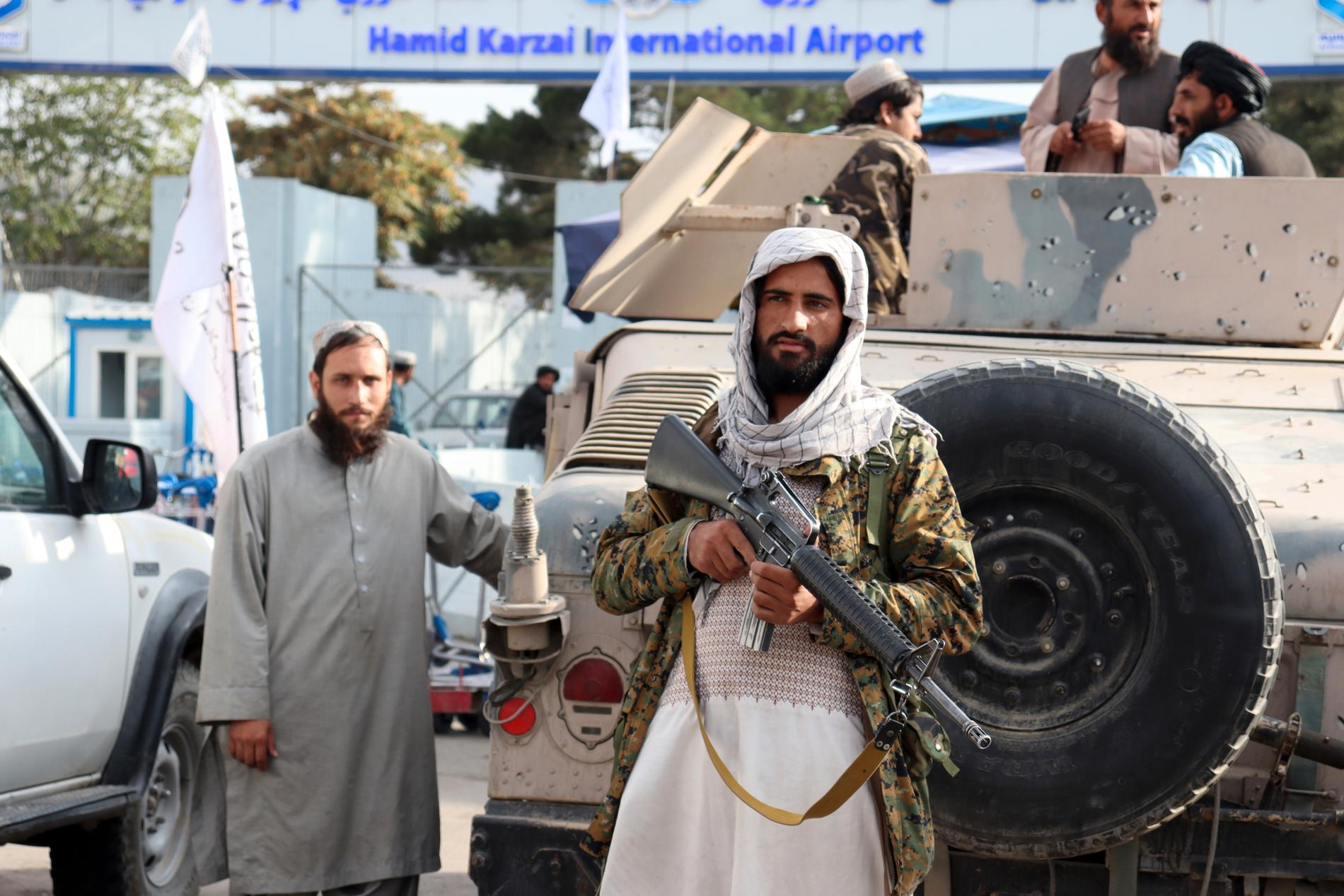 Talibaner utanför Hamid Karzai-flygplatsen i Kabul.