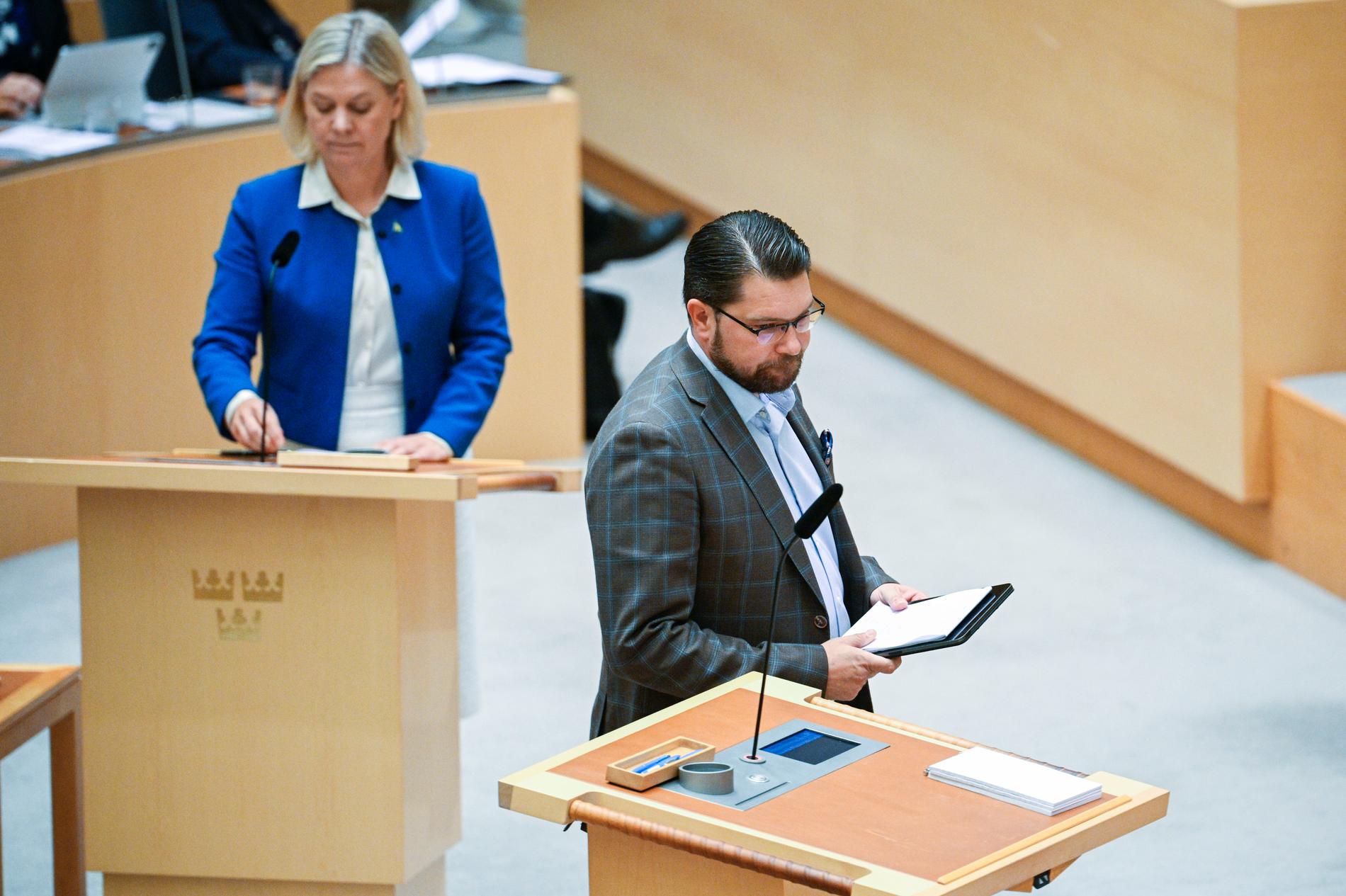 Magdalena Andersson (S) och Jimmie Åkesson (SD) under debatten. 