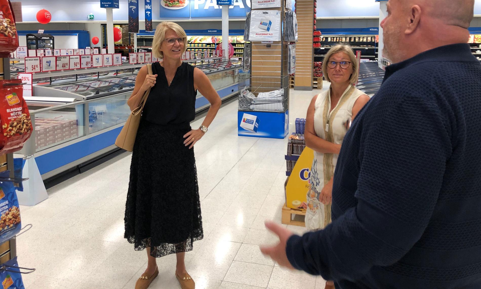 I somras när Moderaternas ekonomisk-politiska talesperson Elisabeth Svantesson besökte Strömstad var det tomt med folk i Nordby Shoppingcenter.