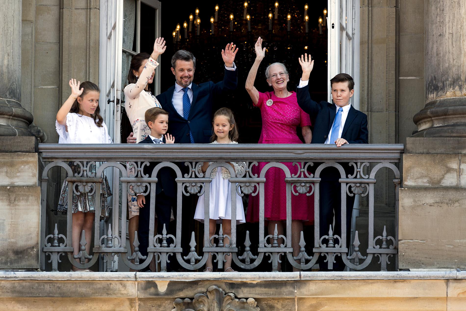 Danska kronprinsfamiljen hyllas av folket på balkongen. 