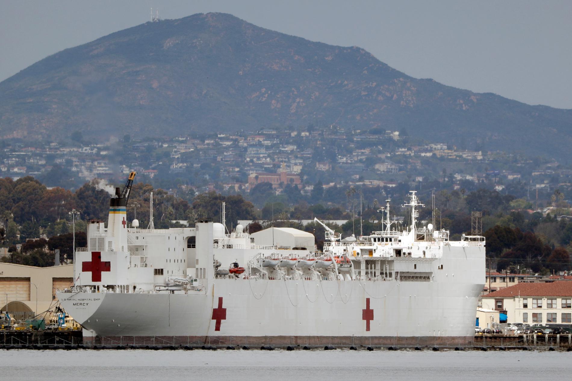 Den amerikanska flottans fartyg Mercy, här liggandes vid kaj i San Diego, skickas till Los Angeles för att hjälpa till att hjälpa till med coronakrisen.
