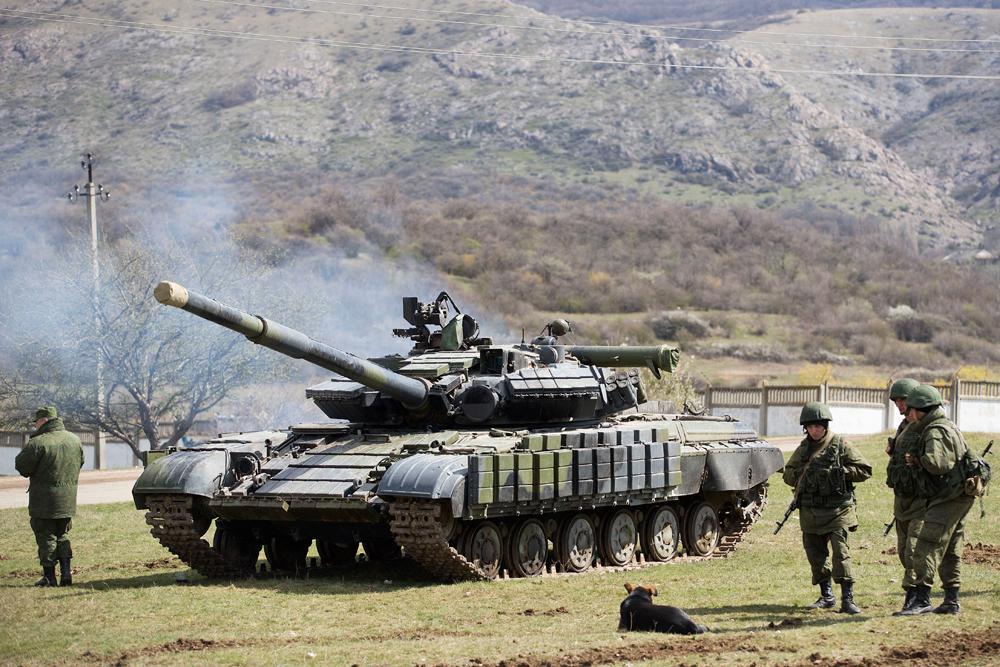 Ryska trupper utanför en militärbas på Krimhalvön