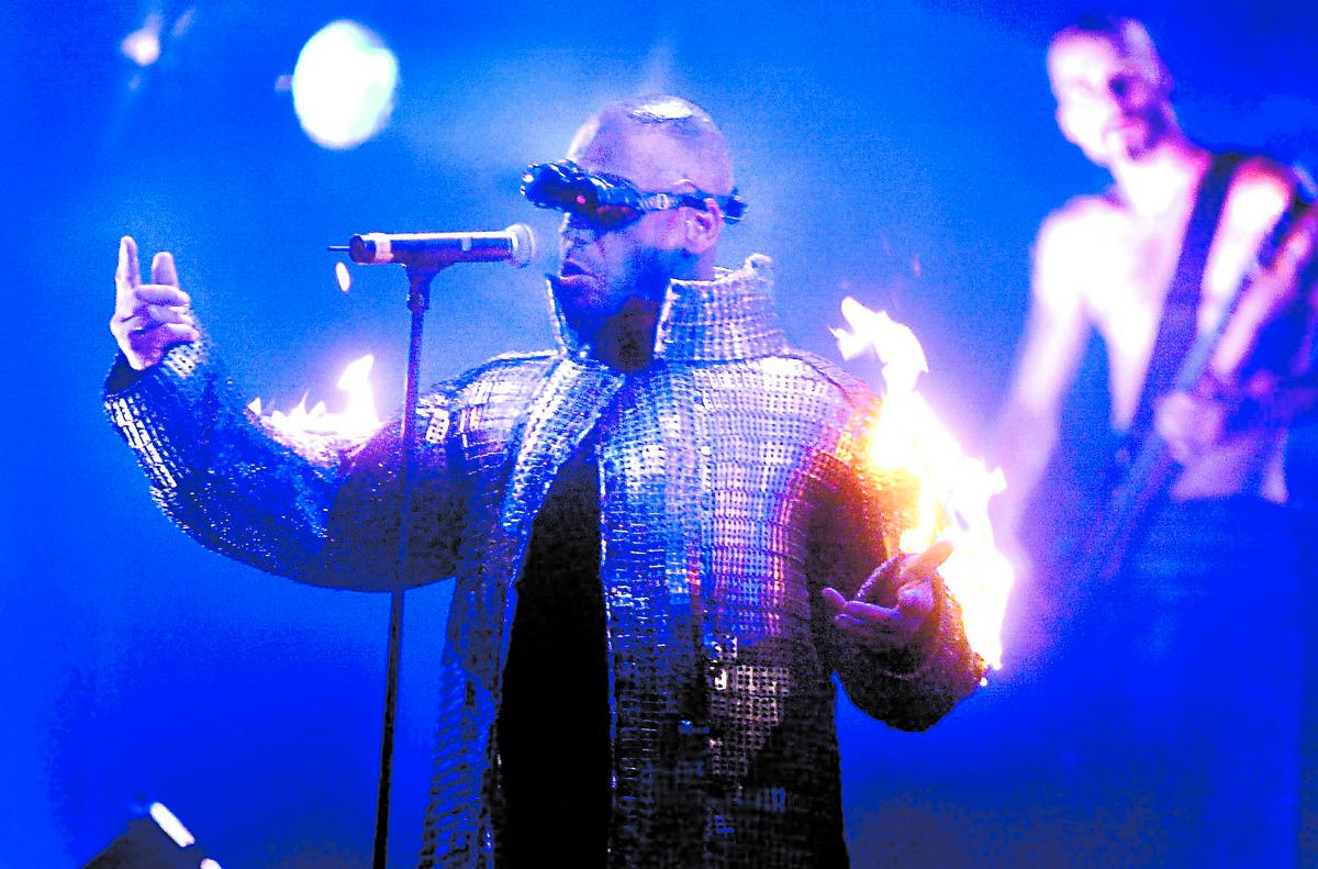 DÅ Hultsfredsfestivalen 2002. Rammsteins sångare Till Lindemann har tänt eld på sig själv.