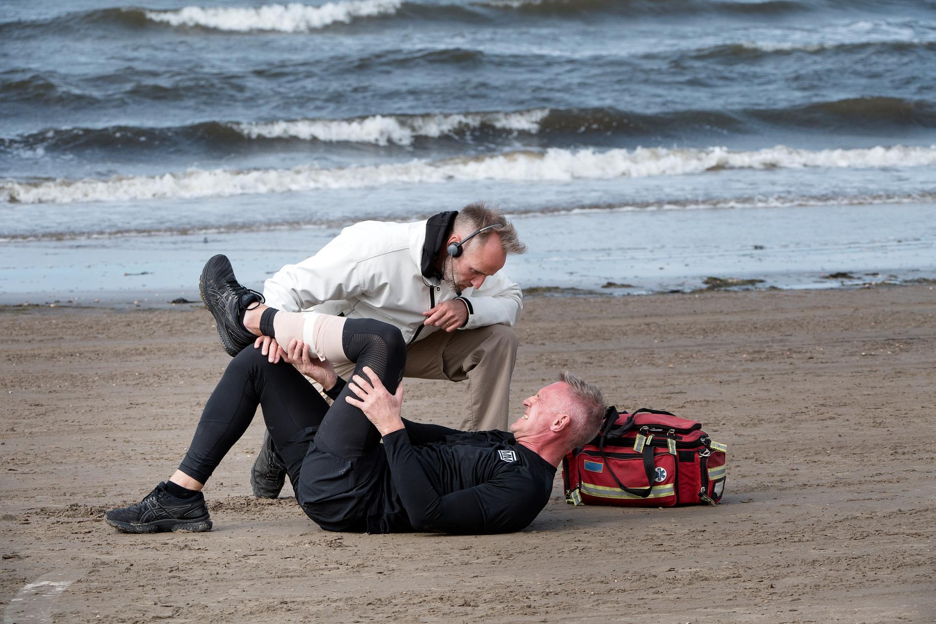 Bengt Gustafsson får hjälp av tv-teamets sjukvårdare efter att skadan skett.