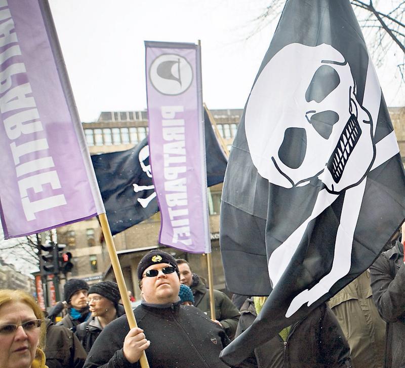 Hundratals sympatisörer demonstrerar i samband med den första rättegången mot The pirate bay i februari 2009.