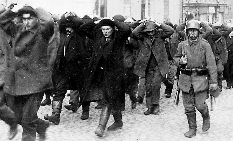Röda fångar förs genom Helsingfors av tyska soldater.