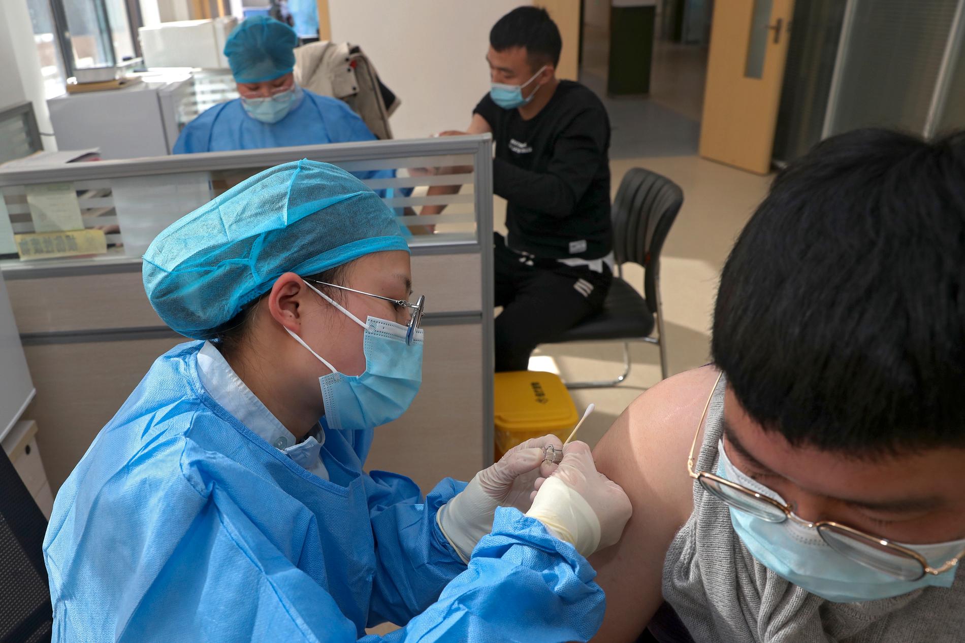 Vaccinering mot covid-19 i Nantong i östra Kina. Arkivbild.