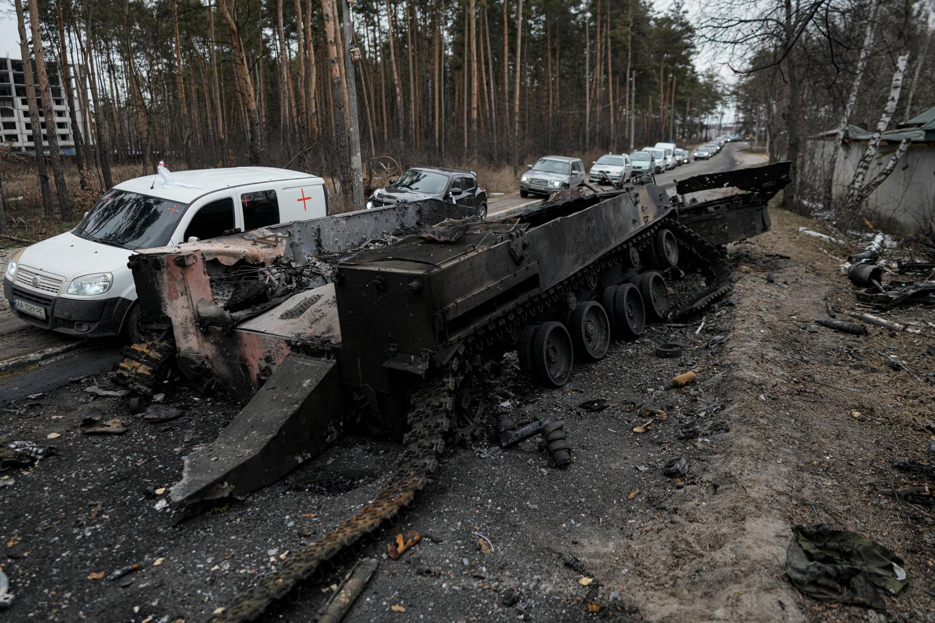 En rysk stridsvagn efter en attack från ukrainska styrkor. Enligt Ukraina har över 12 000 ryska soldater stupat i kriget. Hittills. 