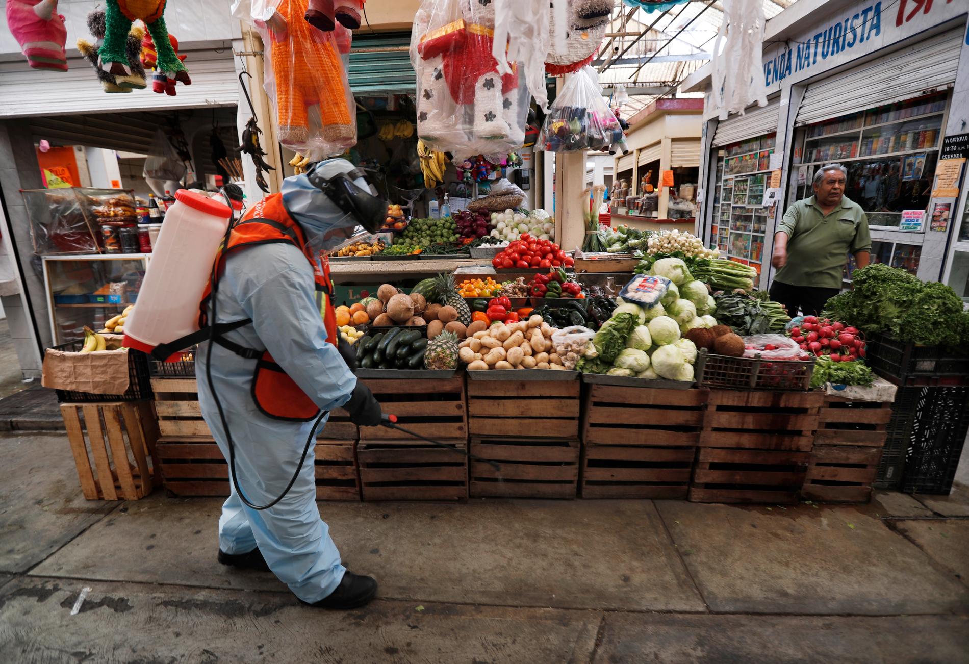 Desinfektion av en marknad i Mexico City. Arkivbild.