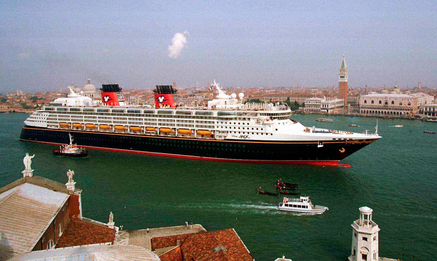 Kryssningsfartygen förstör byggnader i Venedig, anser kritikerna.