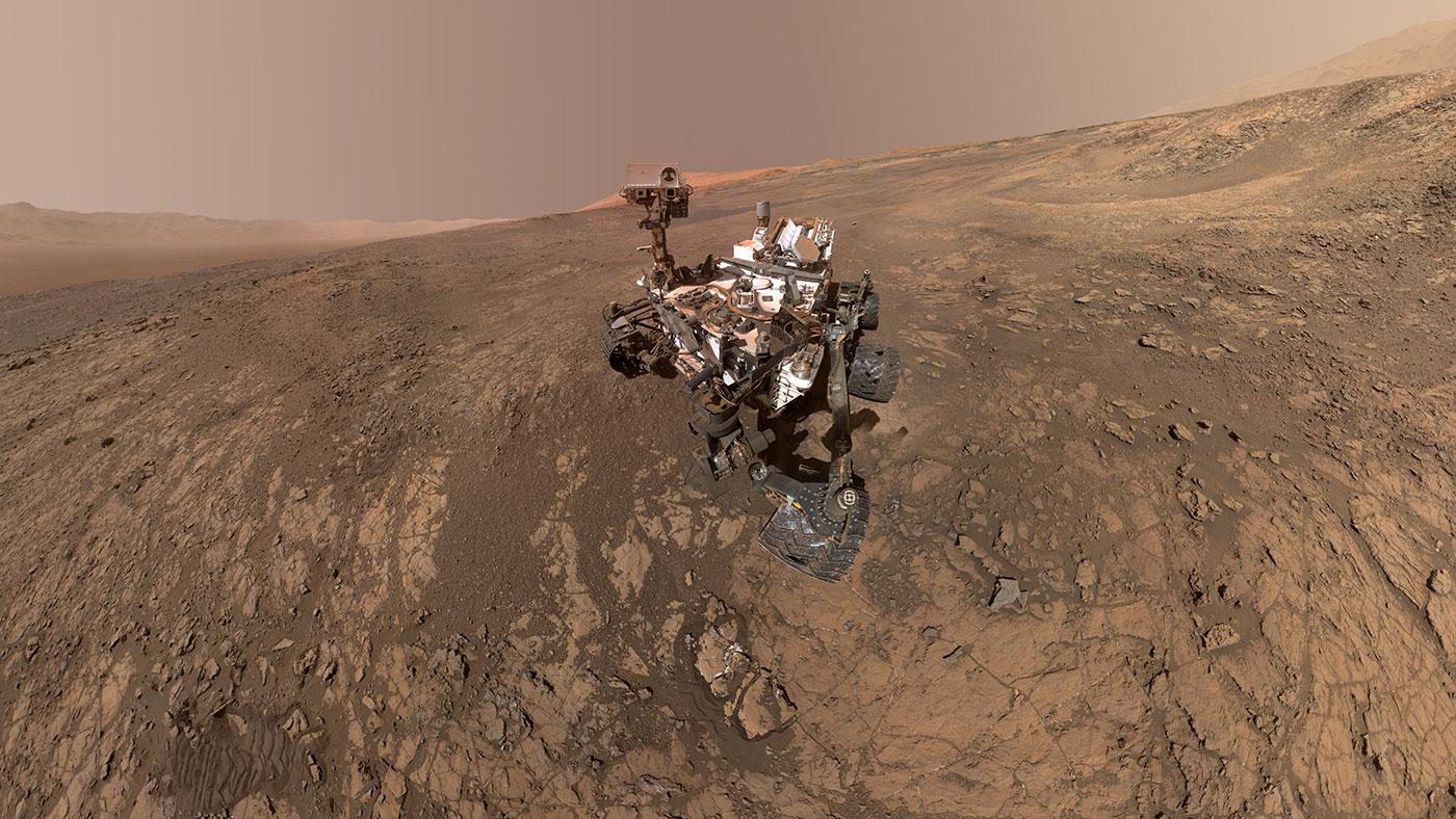 Nasas robot Curiosity tar ett självporträtt i ett område som NASA döpt till ”Vera Rubin Ridge”. I bakgrunden syns ”Mount Sharp”.
