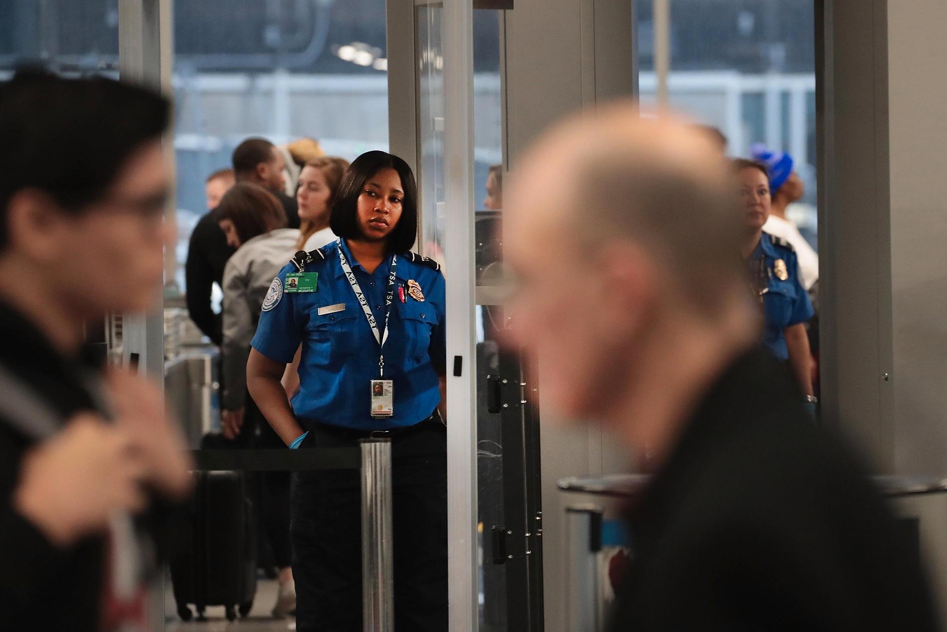 Säkerhetspersonalen (TSA) på flygplatsen O'Hare International Airport och andra flygplatser runt om i USA arbetar just nu utan att med säkerhet veta om de får betalt för sitt arbete. Lönen ska betalas ut den 11 januari och enligt AP har allt fler TSA-arbetare sjukskrivit sig den senaste tiden. 