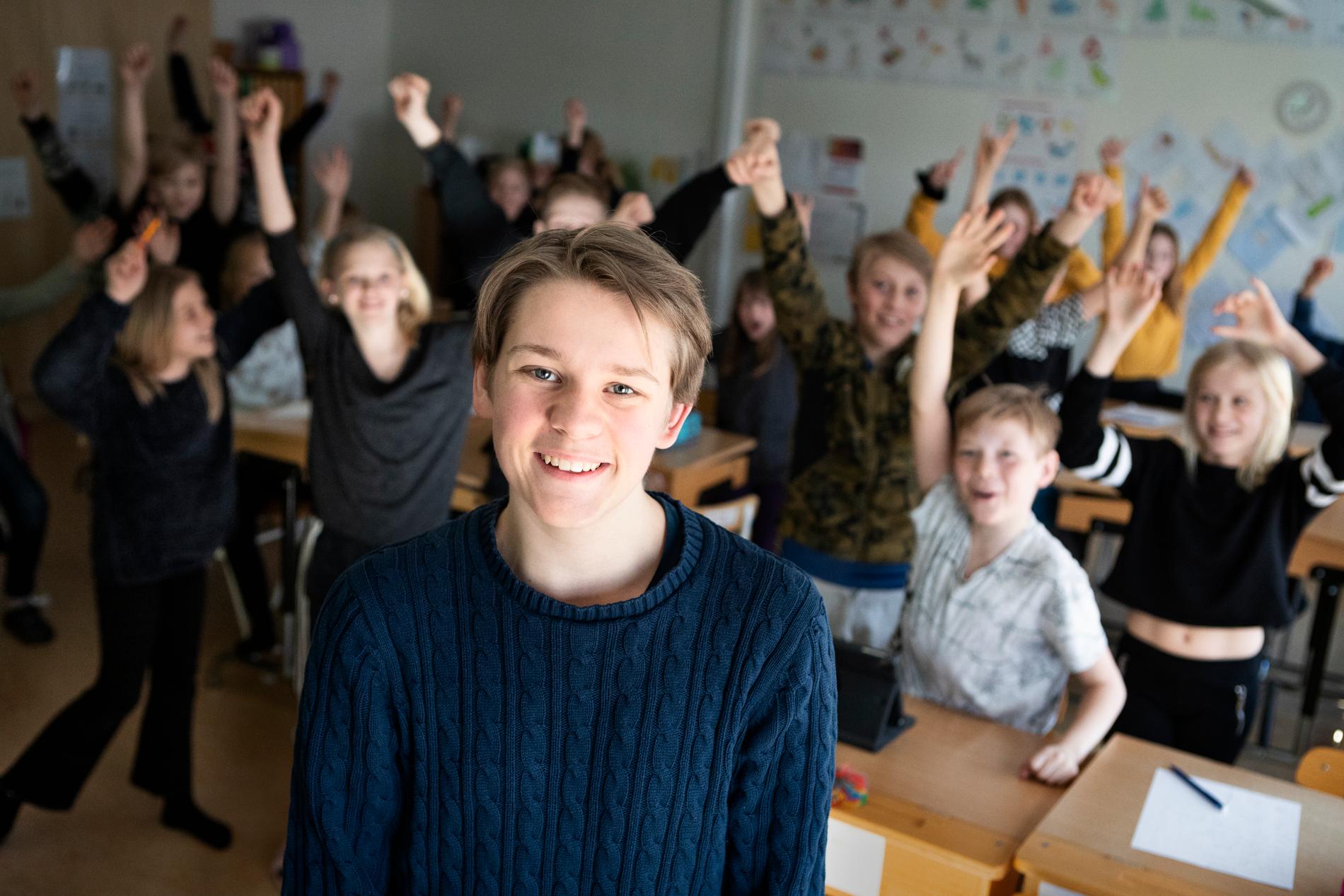 Andreas Magnusson tillsammans med klass 5A på Mockfjärdsskolan.