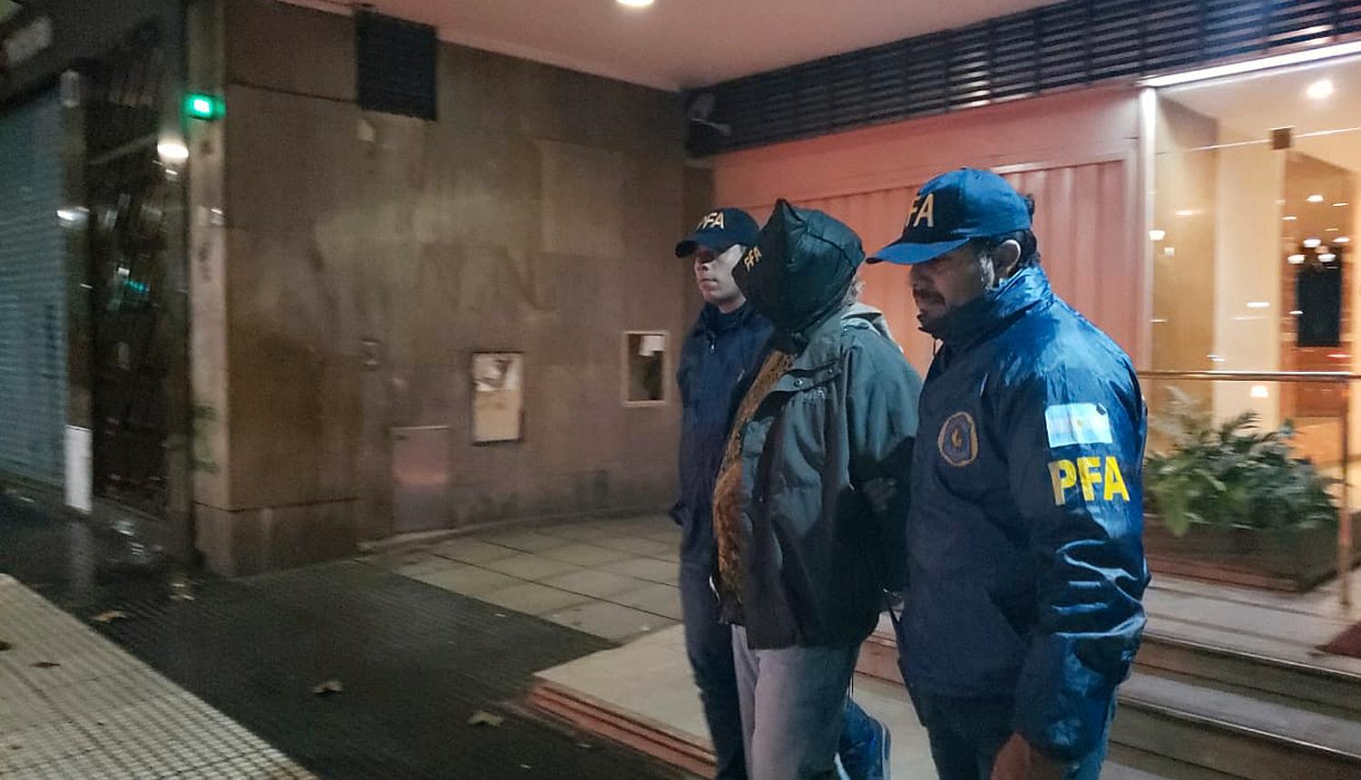Argentinsk polis griper en av dem som misstänks för inblandning i skottdådet mot en kongressledamot och dennes rådgivare.
