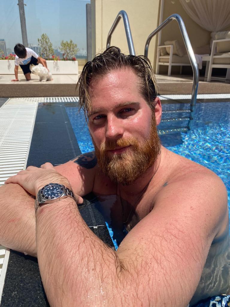 ”Jag ska snagga av mig vid nästa turné”. Jonas ”Basshunter” Altberg i poolen i Dubai minuter efter att Aftonbladet intervjuat honom över video.