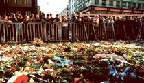 mordplatsen Efter mordet den 28 februari 1986 samlades många svenskar på Sveavägen i Stockholm.