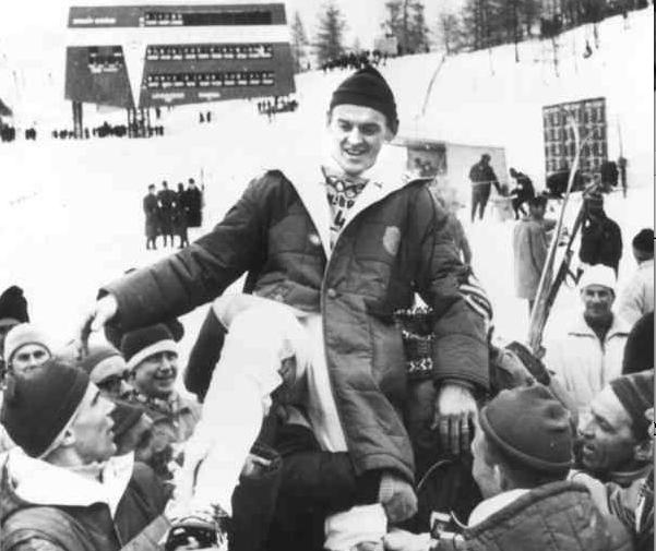 Assar hissas efter OS-guldet i stafett i Innsbruck 1964.