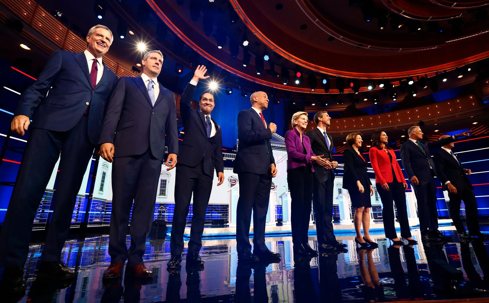 De tio demokraterna som debatterade i Miami, från vänster Bill de Blasio, Tim Ryan, Julián Castro, Cory Booker, Elizabeth Warren, Beto O'Rourke, Amy Klobuchar, Tulsi Gabbard, Jay Inslee, och John Delaney.