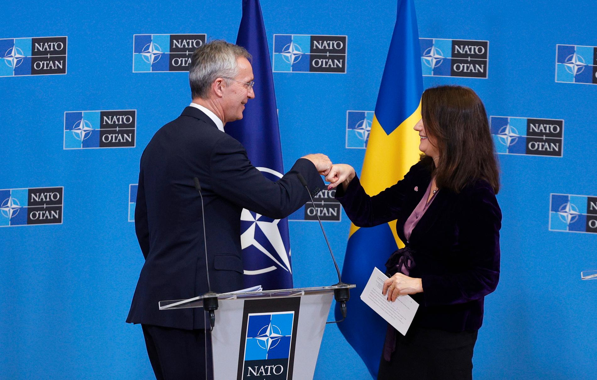 Natos generalsekreterare Jens Stoltenberg hälsar på utrikesminister Ann Linde vid måndagens möte i Bryssel.