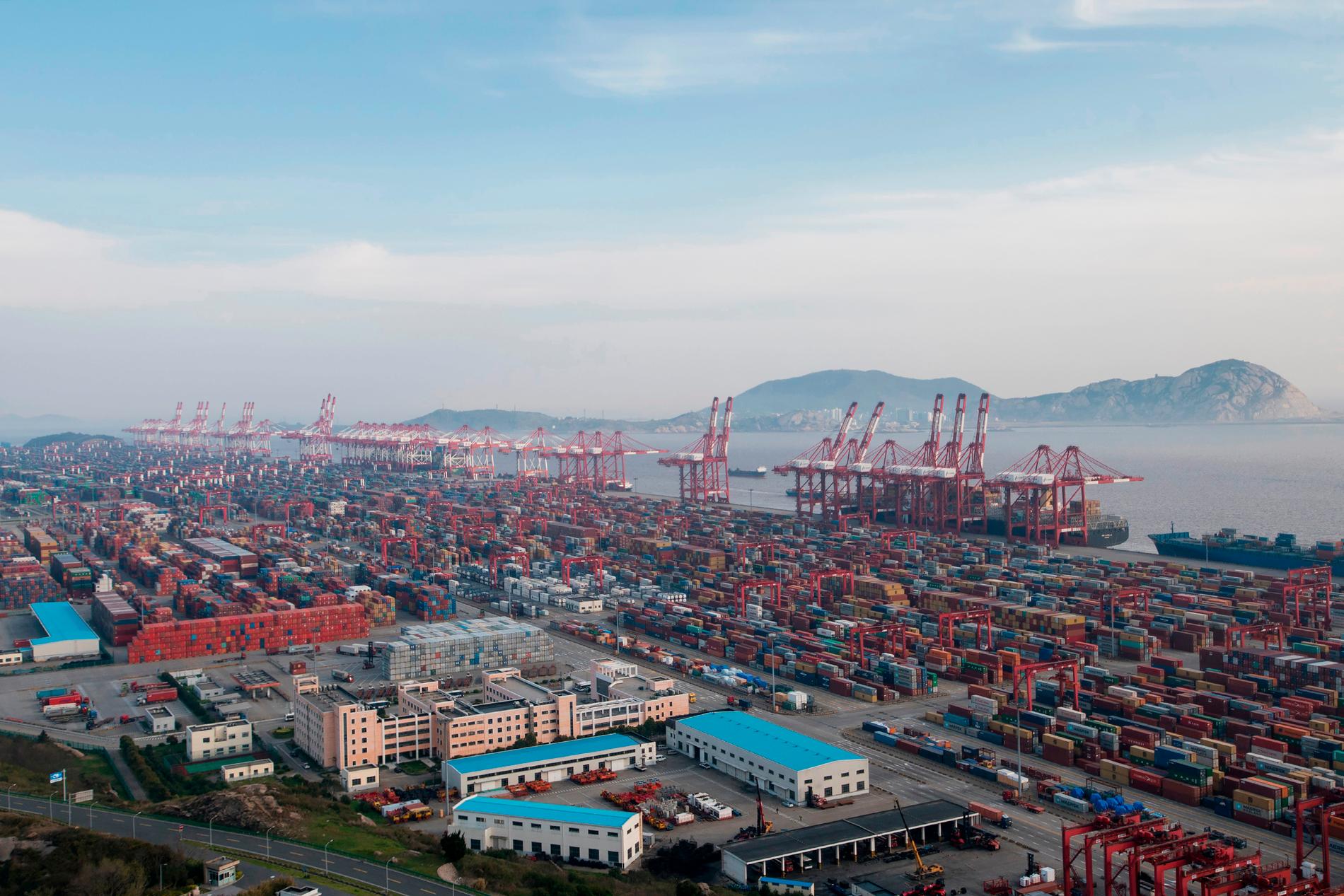 Shanghais containerhamn är den största i världen.