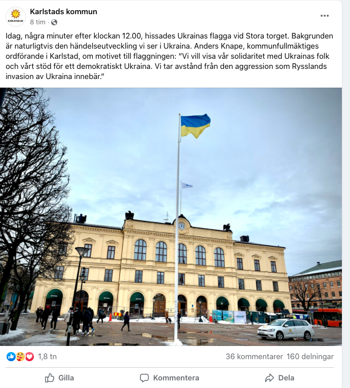 På Stora torget i Karlstad har den ukrainska flaggan hissats.