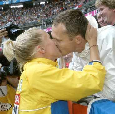 Lycklig trea Kajsa Bergqvist var glad   trots att det inte blev något VM-guld. Efter att tredjeplatsen var klar kysste hon pojkvännen Måns Herngren inför världens kameror.