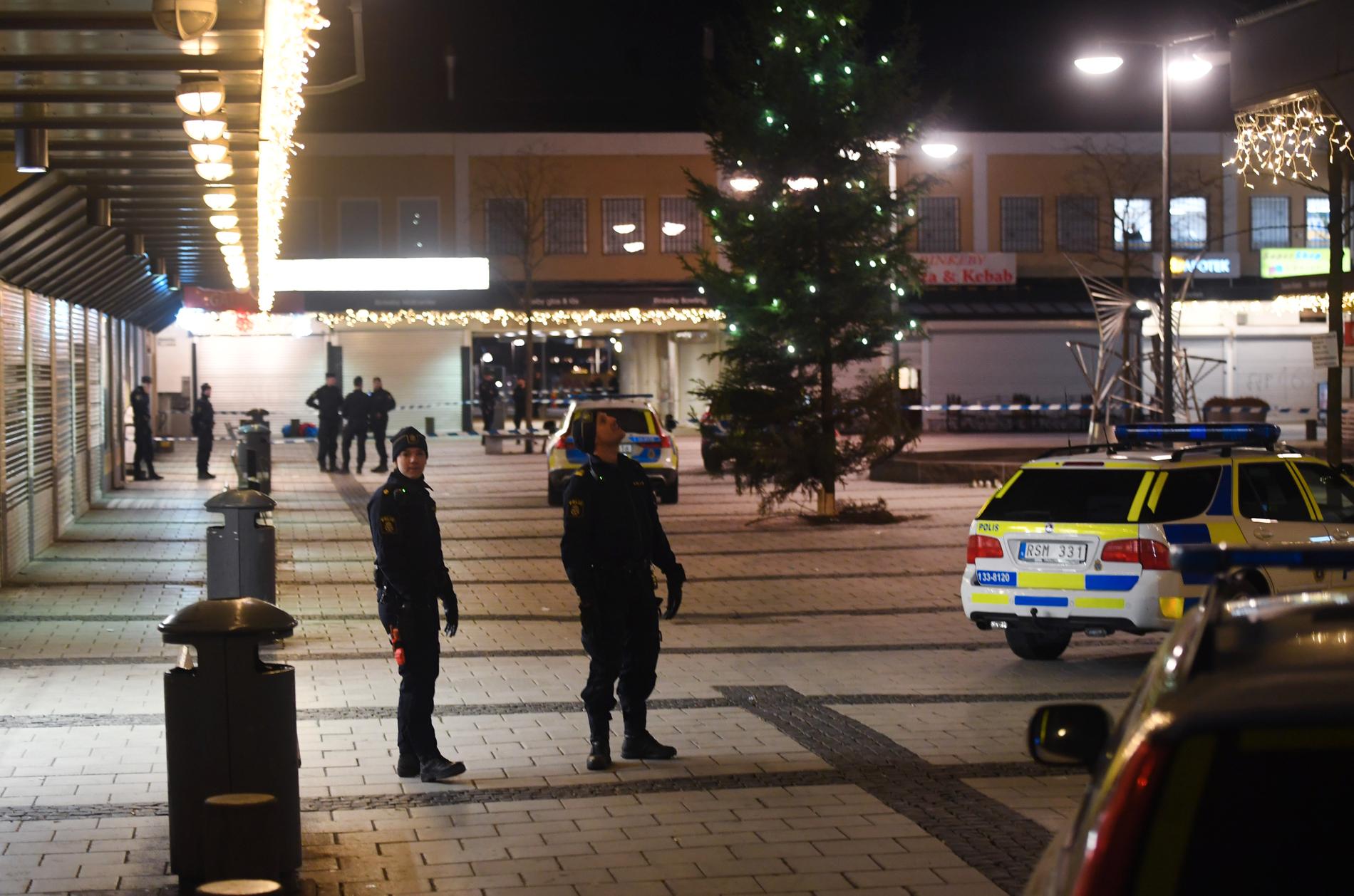 Polis på plats i Rinkeby efter skjutningen i januari i år. Arkivbild.