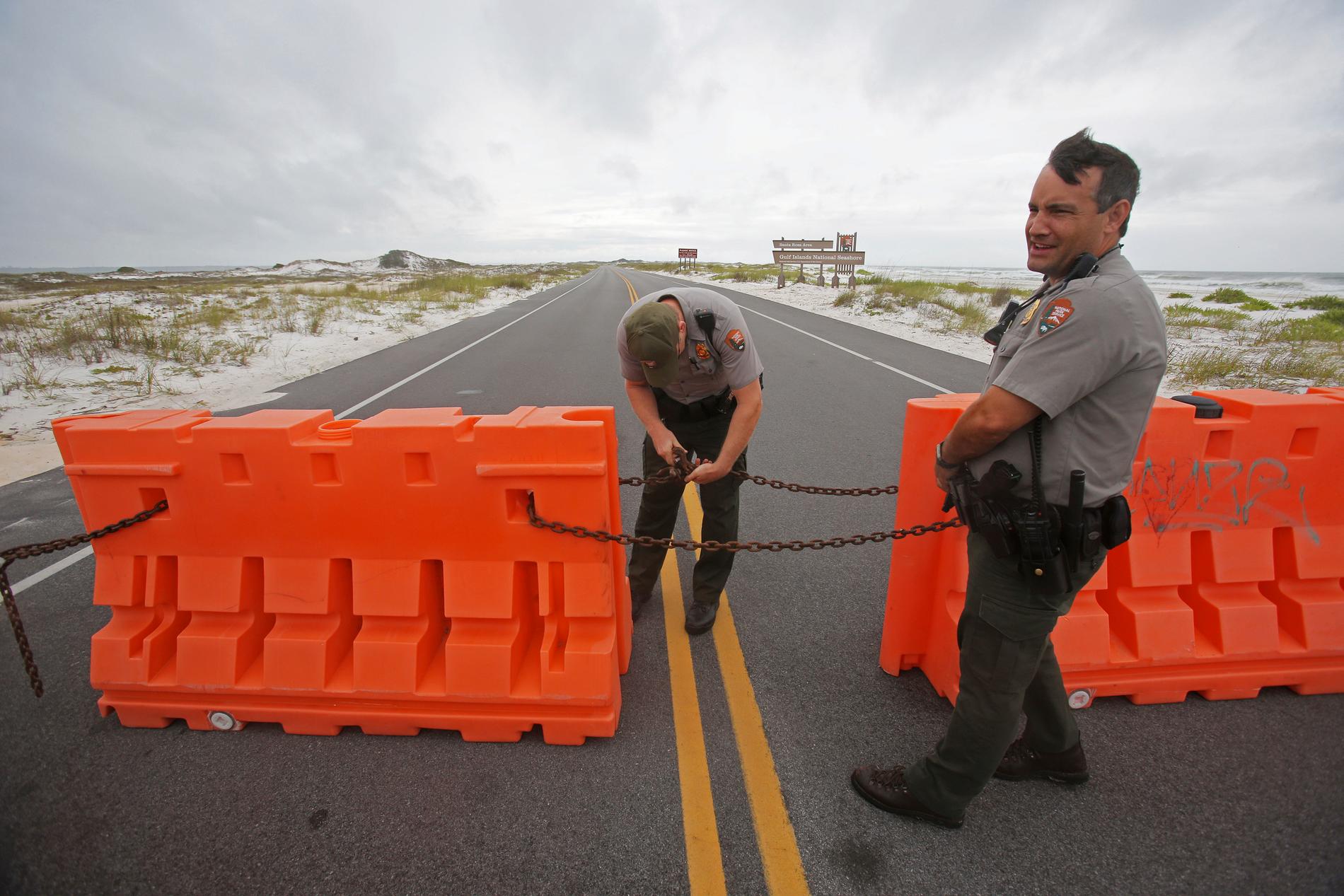 National Park Service stänger av en del av Highway 399 inför stormens ankomst. 