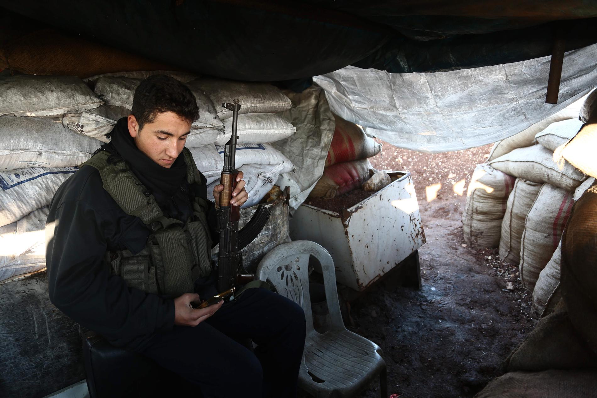 ´rinEn soldat från Fria Syriska Armén som backas upp av Turkiet förbereder sig för strider kring syriska Afrin.
