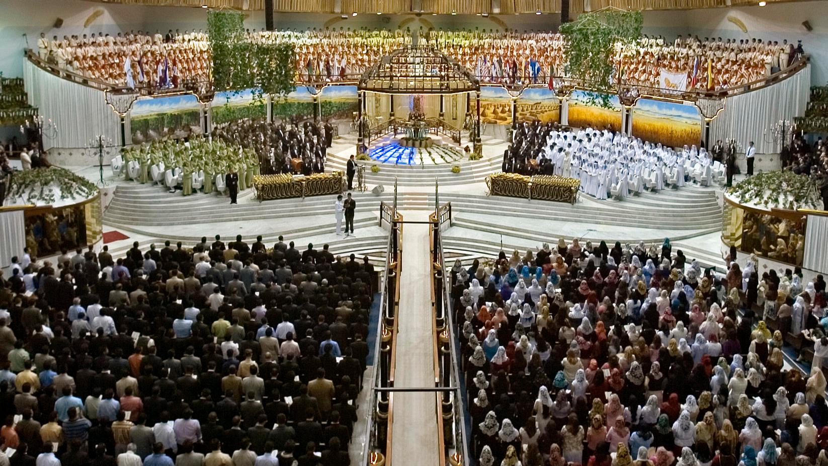 Hundratals av La luz del mundos medlemmar deltar i en gudstjänst i Guadalajara, Mexiko. Arkivbild.