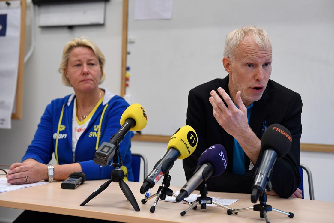 Simlandslagets förbundskapten Ulrika Sandmark (tv) och sportchefen Henrik Forsberg håller pressträff och förrklarade varför simstjärnorna stoppas från landslaget.