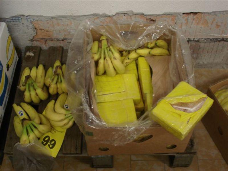 Bilder från den tyska polisen visar bananlådan vars botten var fylld med 28 kilo kokain.