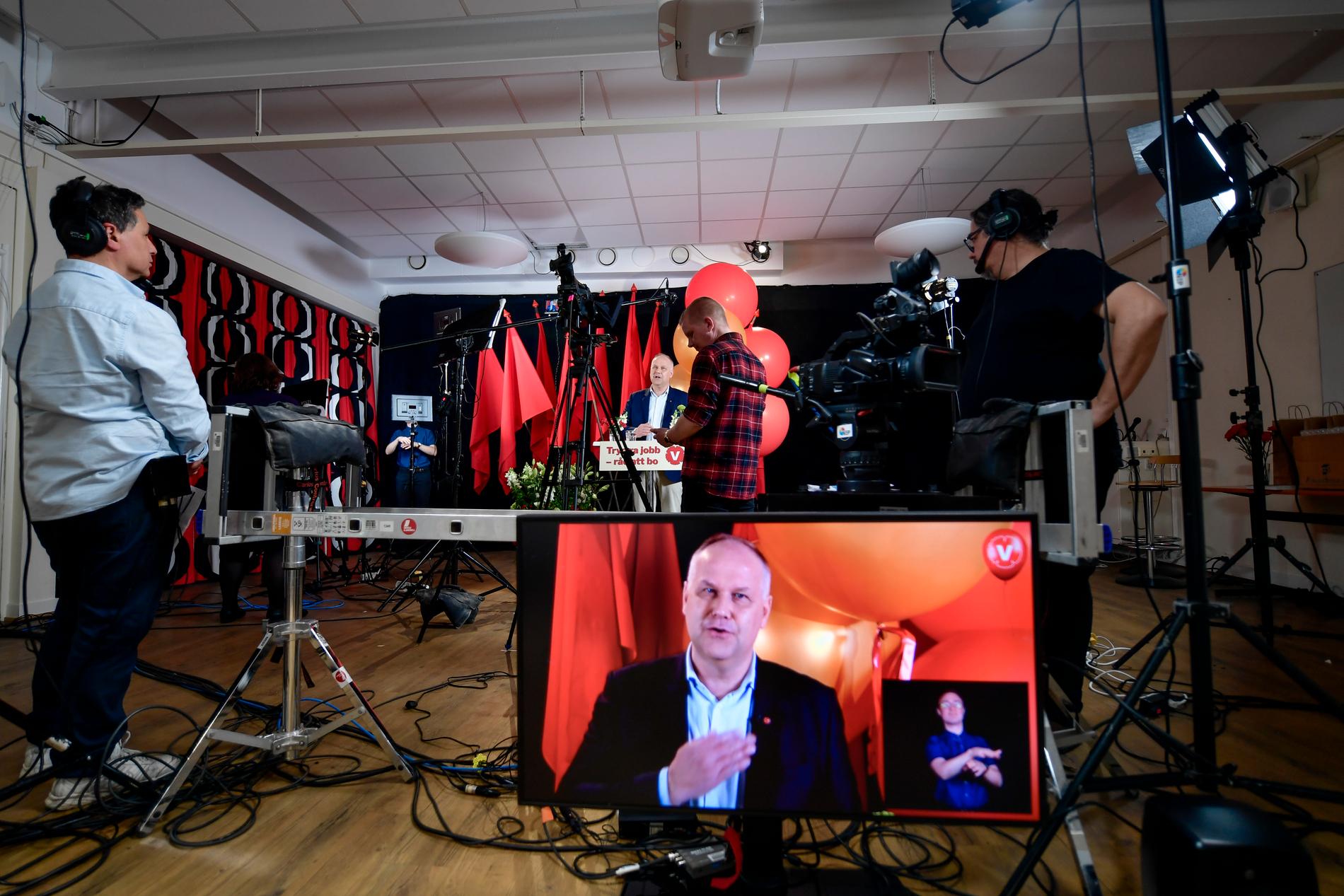 Det blev ett annorlunda förstamajfirande för Vänsterpartiets partiledare Jonas Sjöstedt, som höll sitt tal i en studio.