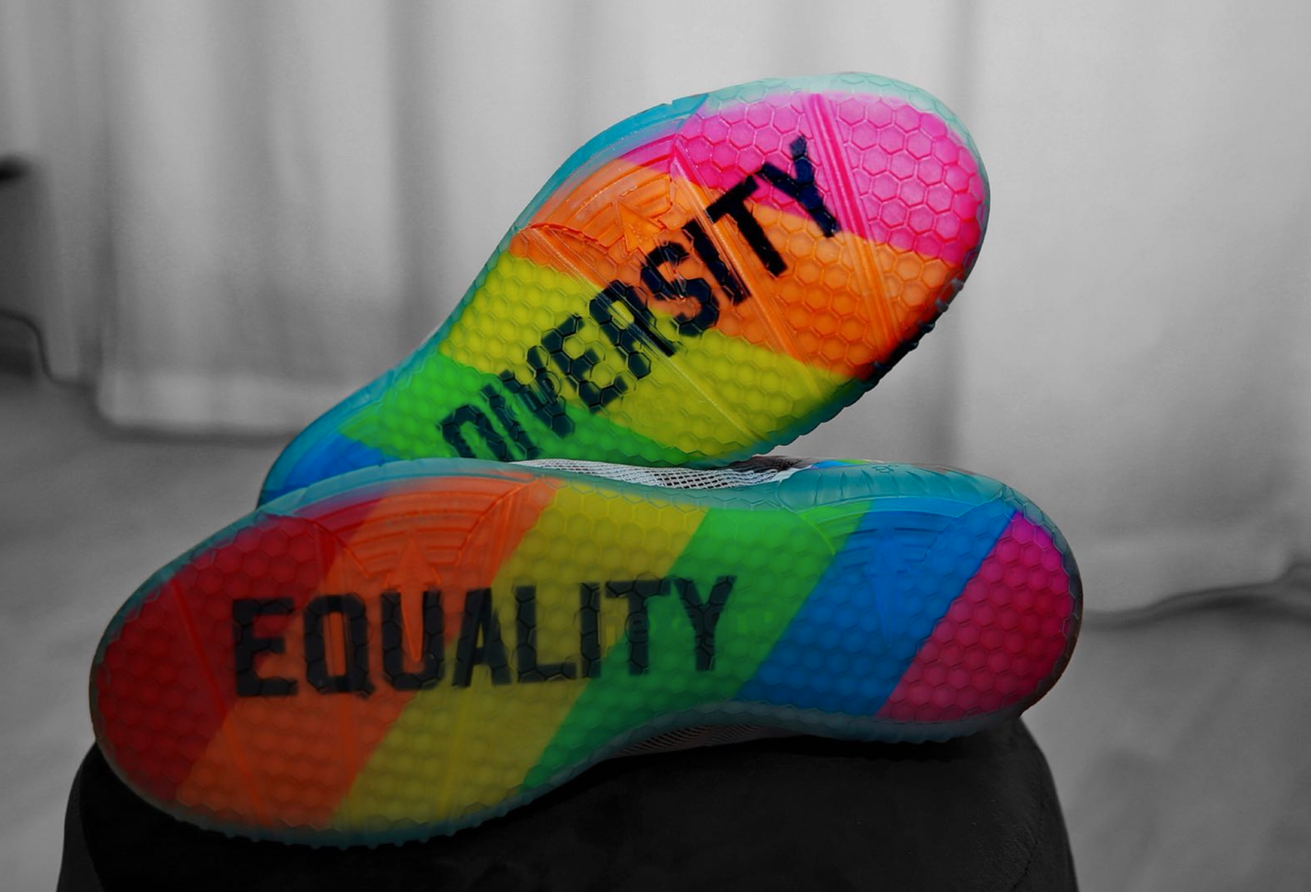 Regnbågsfärger och budskapen ”Mångfald” och ”Jämlikhet” pryder sulorna på Tobias Karlssons nya handbollsskor.