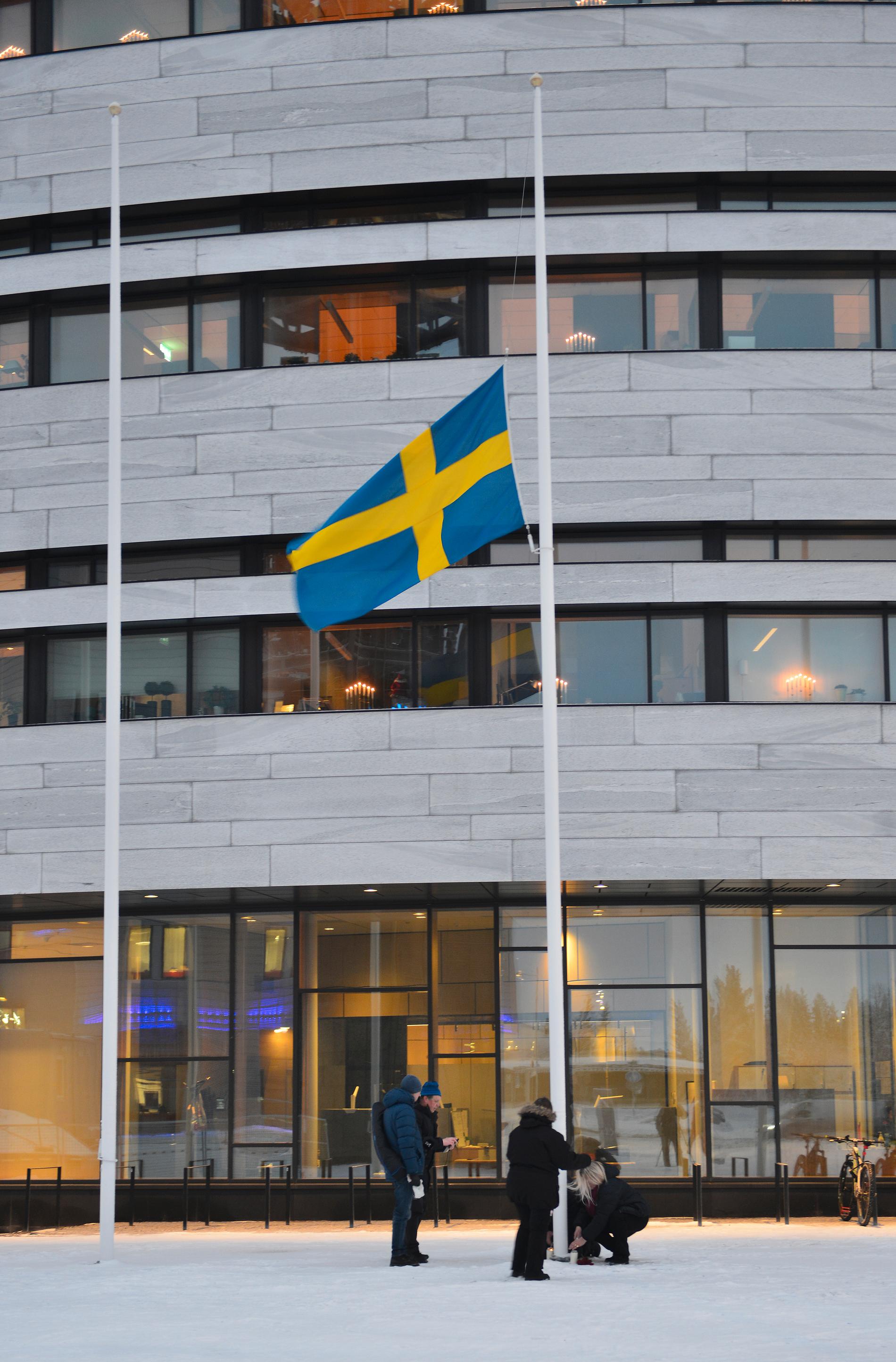 Utanför Kirunas stadshus hänger flaggan på halv stång.