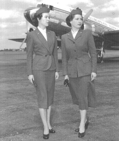 1954 till 1960 bar kabinpersonalen samma uniform. 