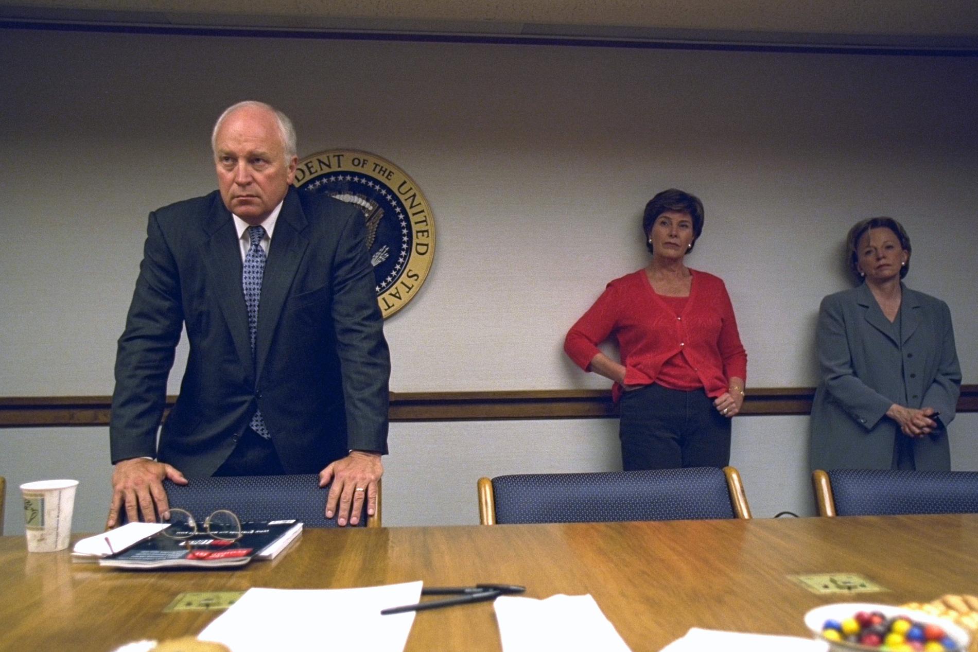 USA:s vicepresident Dick Cheney i Vita Huset. I bakgrunden Laura Bush och Lynne Cheney.