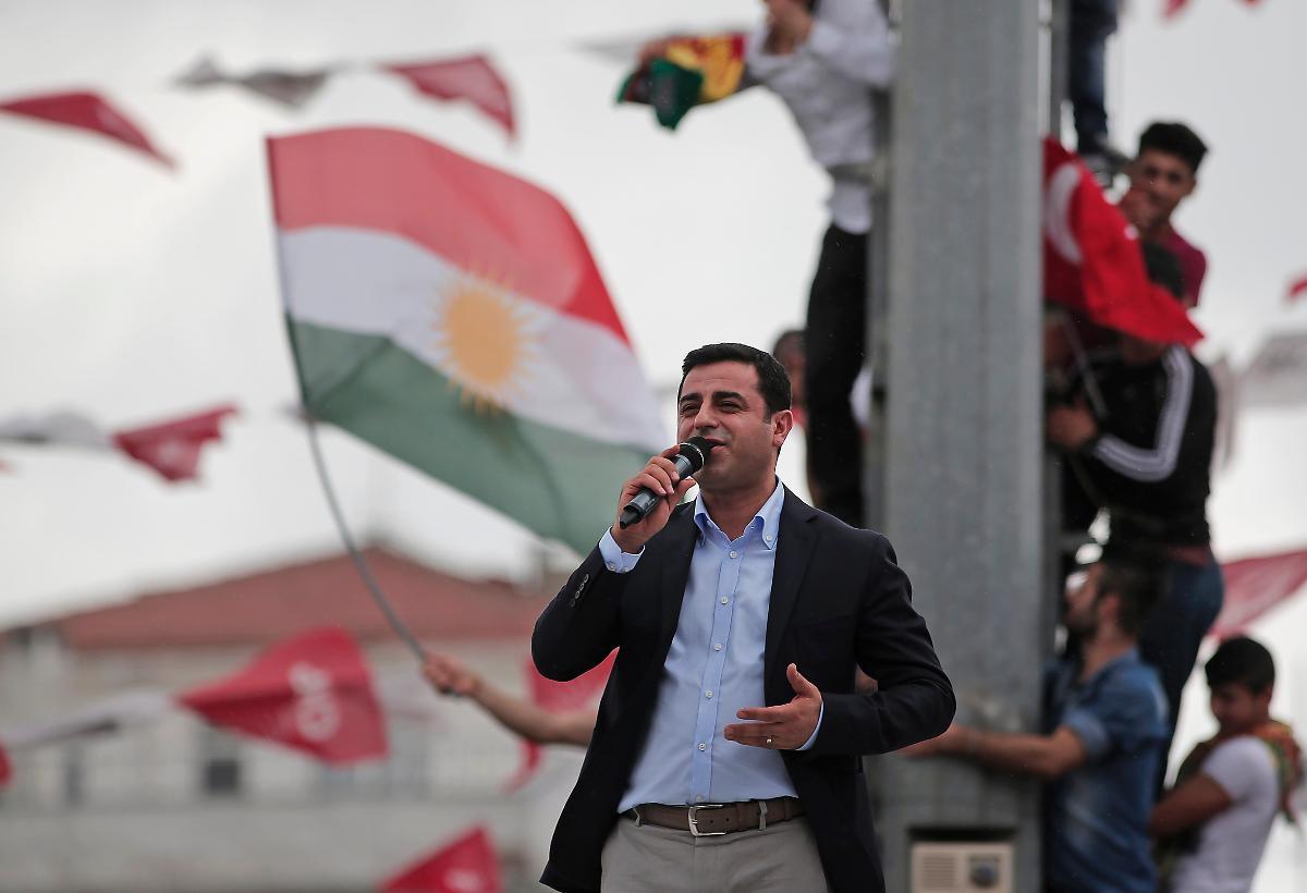 ROCKSTJÄRNESTATUS Den kurdiske politikern Selahattin Demirtas har närmast nått rockstjärnestatus under valkampen. Hans parti HDP satsar allt på ett kort för att stoppa sittande presidenten från att få egen majoritet.